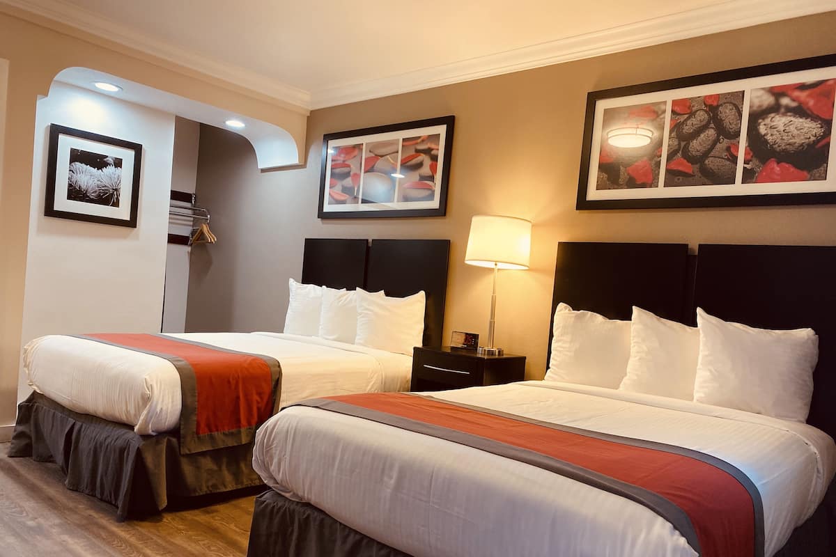 Habitación | Escritorio, espacio para trabajar con laptop y cortinas blackout