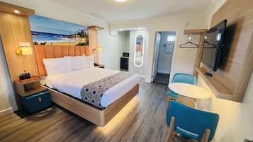 Kamar Single Deluks, 1 Tempat Tidur Queen, Bebas Asap Rokok, lemari es & microwave | Meja kerja, ruang kerja ramah laptop, dan tirai kedap cahaya