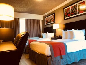 Habitación | Escritorio, espacio para trabajar con laptop y cortinas blackout 