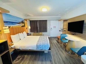 1 Queen Bed Accessible | Desk, laptop workspace, blackout drapes, iron/ironing board - The Lexmar Dodger Stadium Hollywood (Los Angeles)