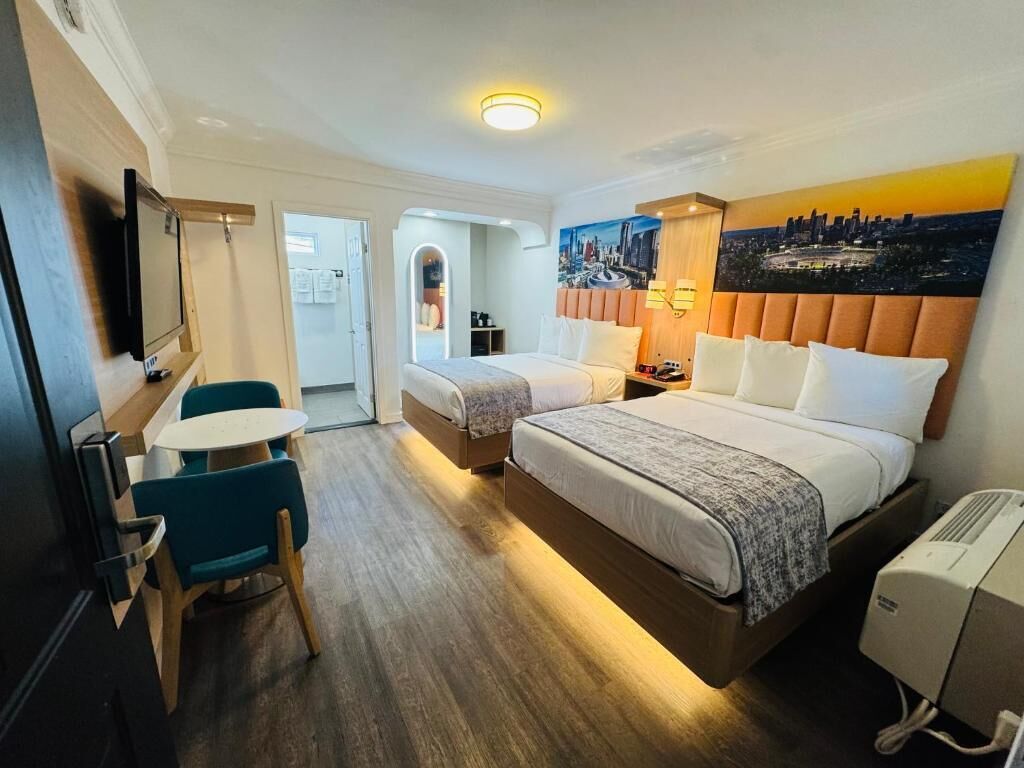 Dobbeltrom – deluxe | Skrivebord, skrivebord for bærbar PC og blendingsgardiner