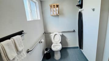 1 Queen Bed Accessible | Bathroom | Free toiletries, hair dryer, towels, soap