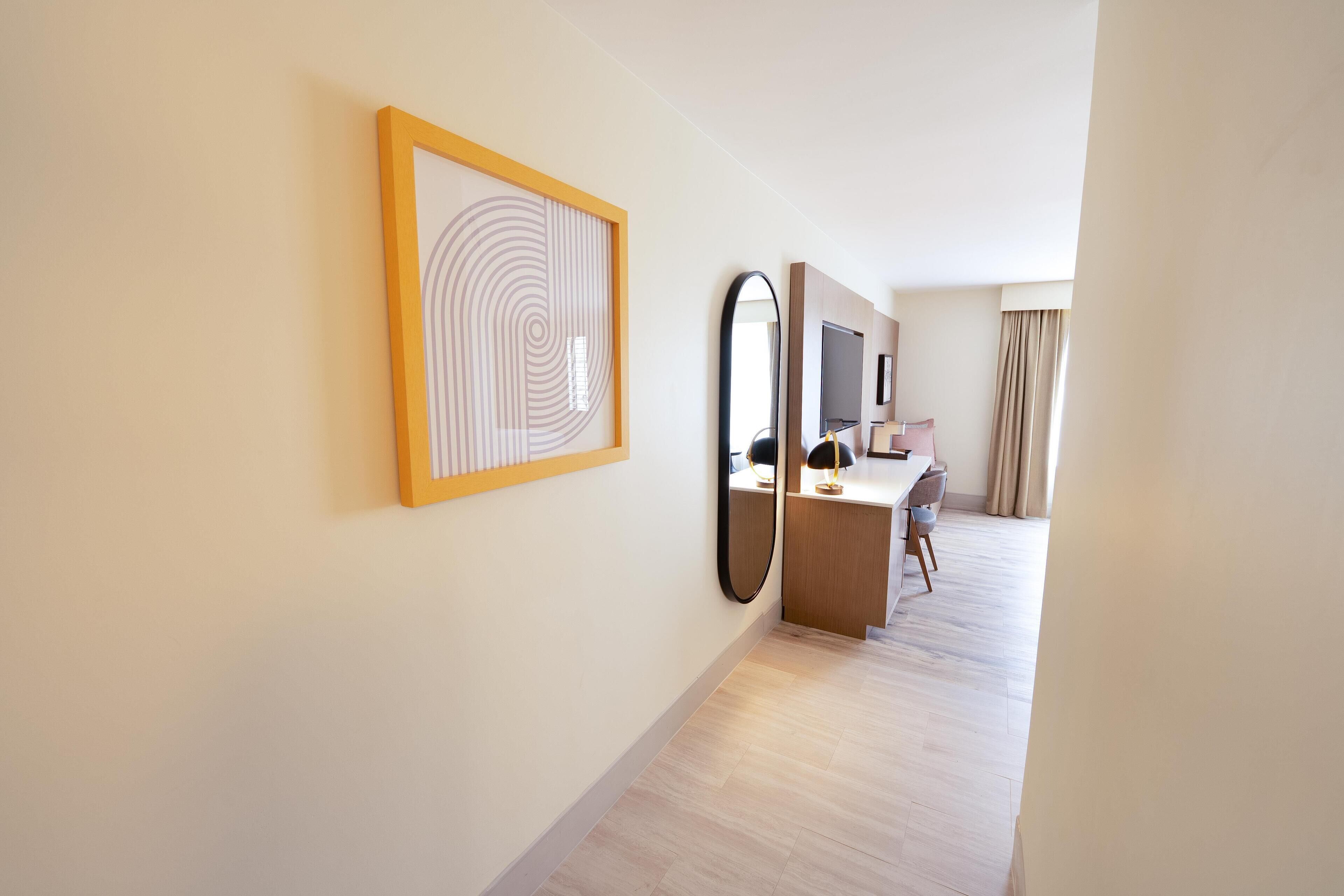 Sengetøy av topp kvalitet, senger med overmadrass og skrivebord