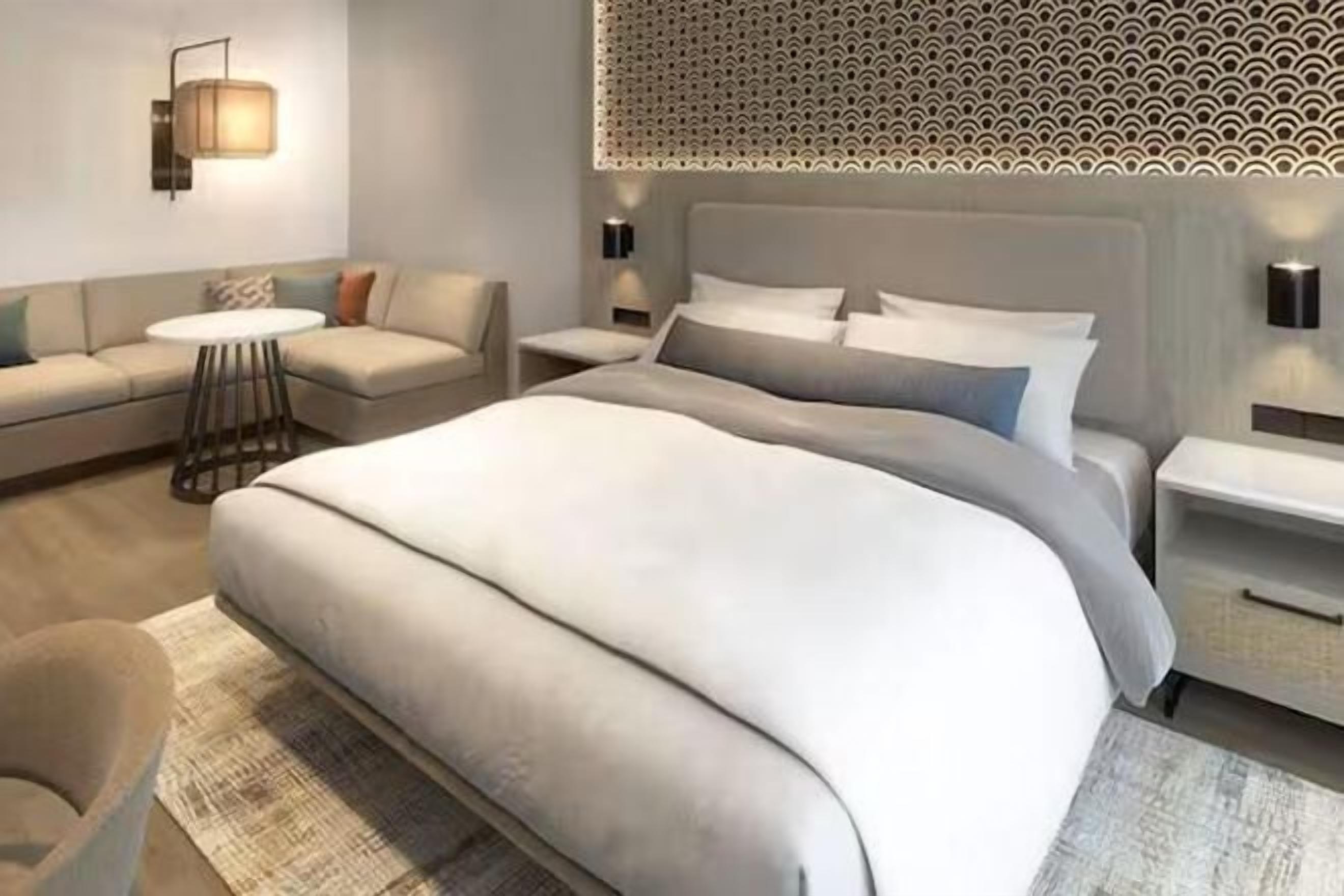 Sengetøy av topp kvalitet, senger med overmadrass og safe på rommet