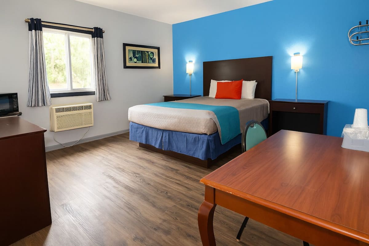 客房, 1 張加大雙人床, 非吸煙房 | 書桌、熨斗/熨衣板、免費無線上網、床單