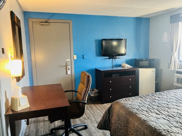 Room, 1 Queen Bed, Non Smoking | Desk, iron/ironing board, free WiFi, bed sheets