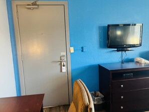 Room, 1 Queen Bed, Non Smoking | Desk, iron/ironing board, free WiFi, bed sheets
