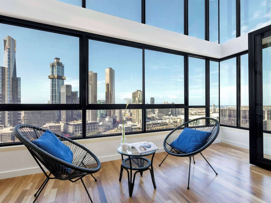 Escritorio, sistema de insonorización, tabla de planchar con plancha