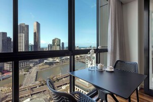 Skrifborð, hljóðeinangrun, straujárn/strauborð, vöggur/ungbarnarúm