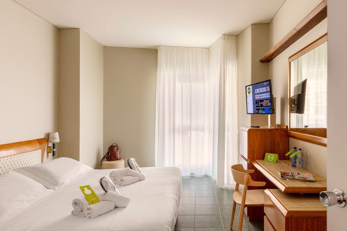Superior Double Room, Non Smoking | 1 bedroom, minibar, in-room safe, desk