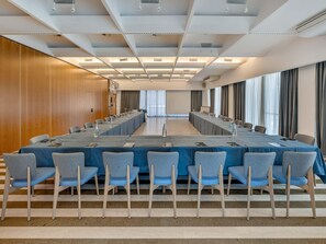 A conference room with a long table, chairs, and a projector screen. - B&B Hotel Chioggia Airone (Chioggia)