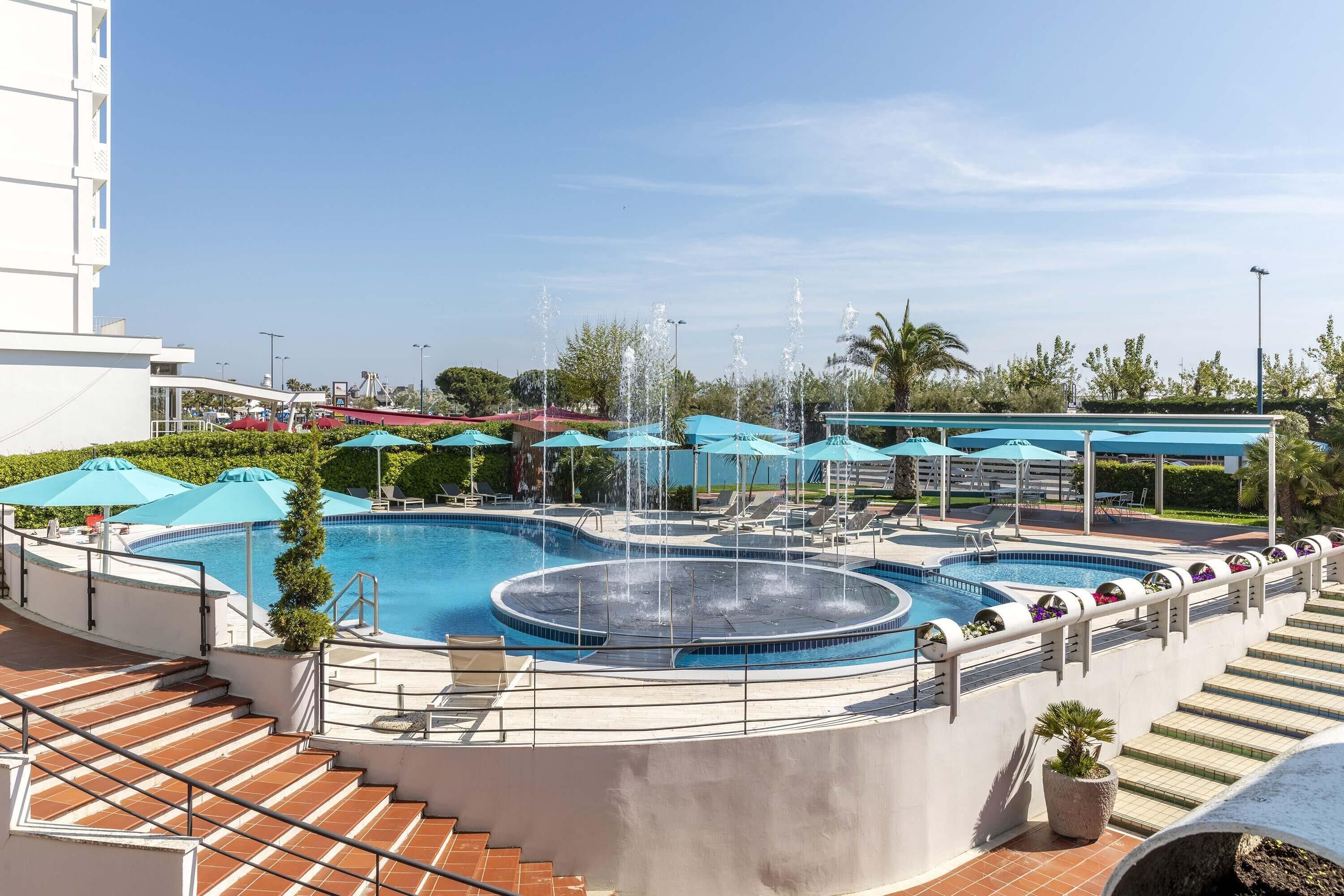 2 outdoor pools, pool loungers