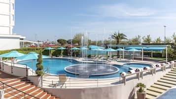 2 outdoor pools, pool loungers