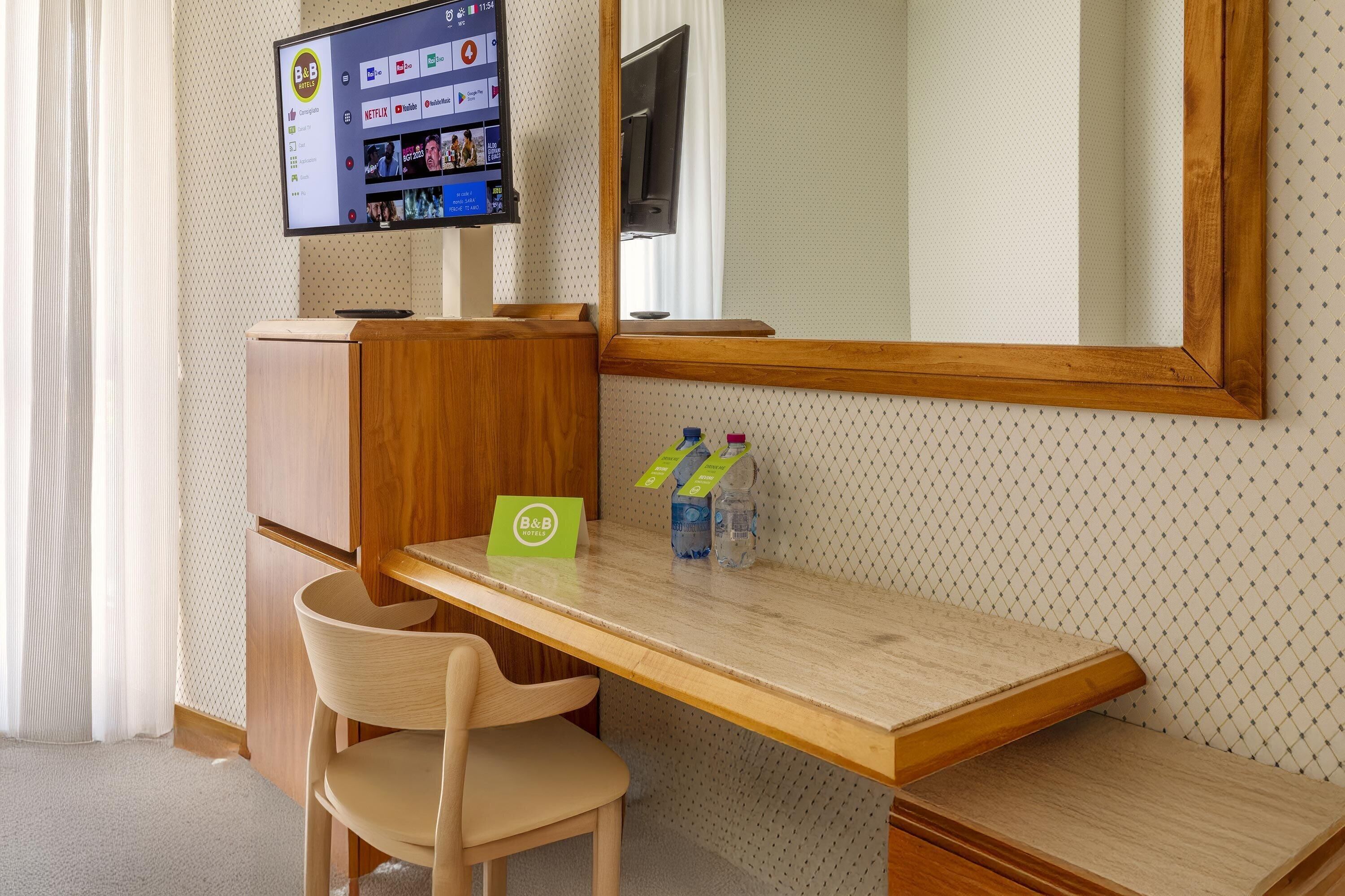 Minibar, coffres-forts dans les chambres, bureau, rideaux occultants