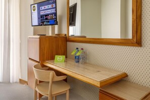 Minibar, caja de seguridad en la habitación y escritorio 