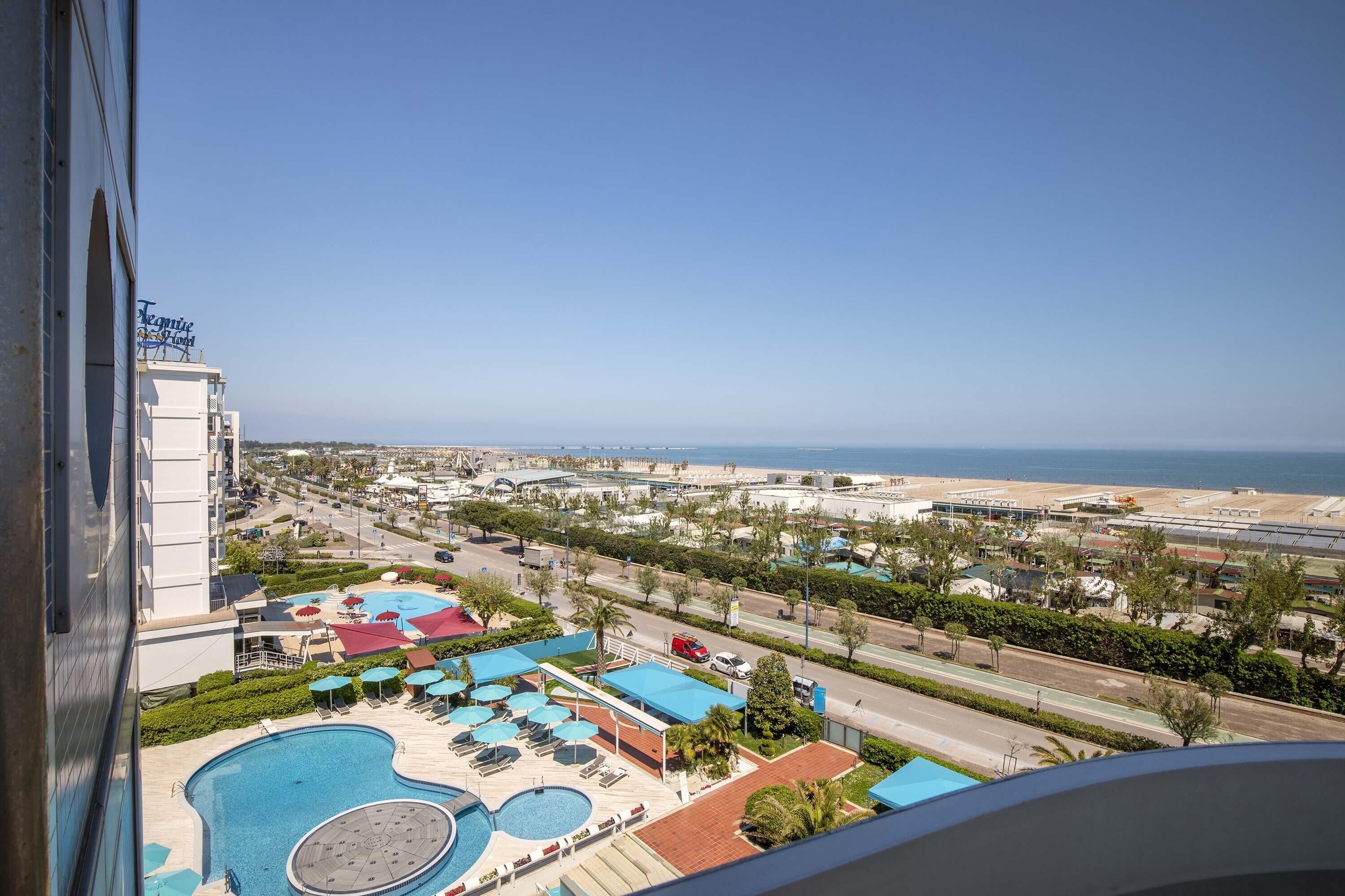 2 piscine all'aperto, lettini