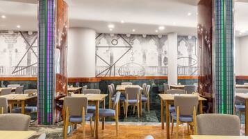 Breakfast, lunch, dinner served; Italian cuisine