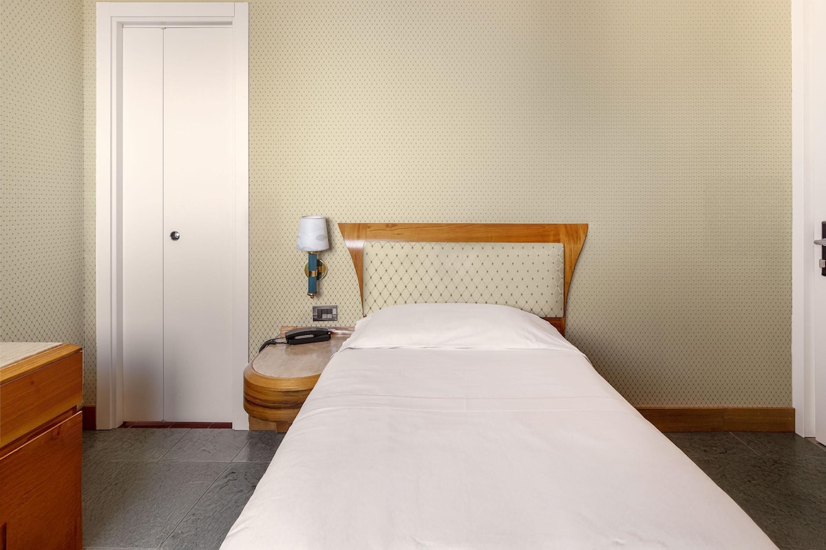 Economy Single Room, Non Smoking | Minibar, in-room safe, desk, blackout curtains