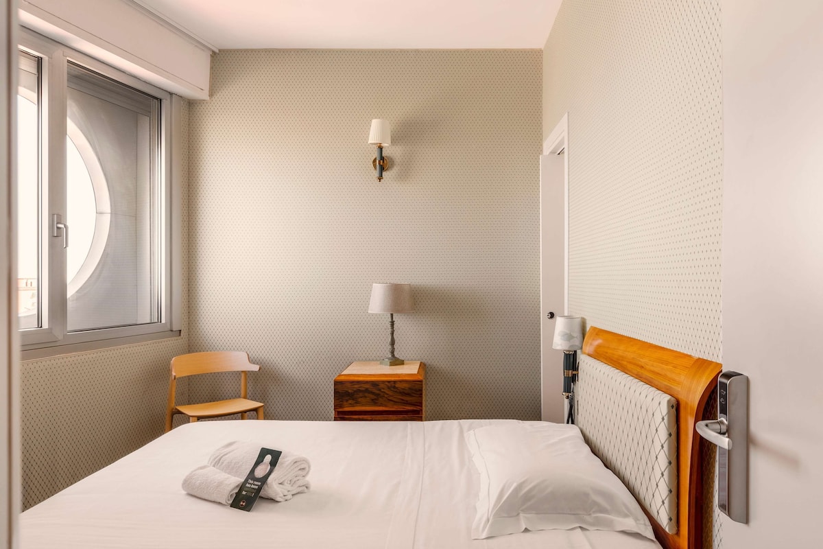 Standard Single Room, Non Smoking | 1 bedroom, minibar, in-room safe, desk