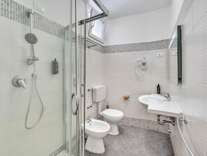 A modern bathroom with a glass-enclosed shower, a toilet, a bidet, and a sink. - B&B Hotel Chioggia Airone (Chioggia)