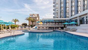 2 outdoor pools, pool loungers