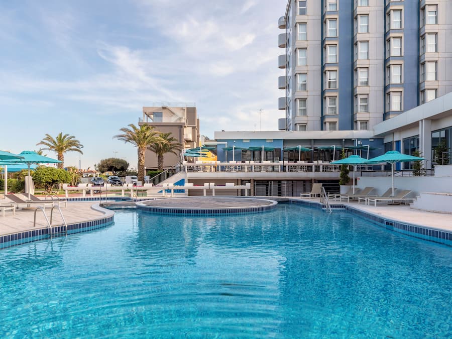 2 outdoor pools, pool loungers