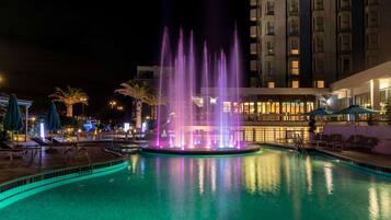 2 outdoor pools, pool loungers