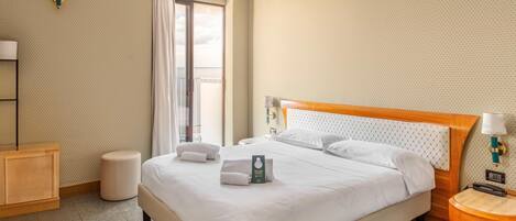 Minibar, coffres-forts dans les chambres, bureau, rideaux occultants