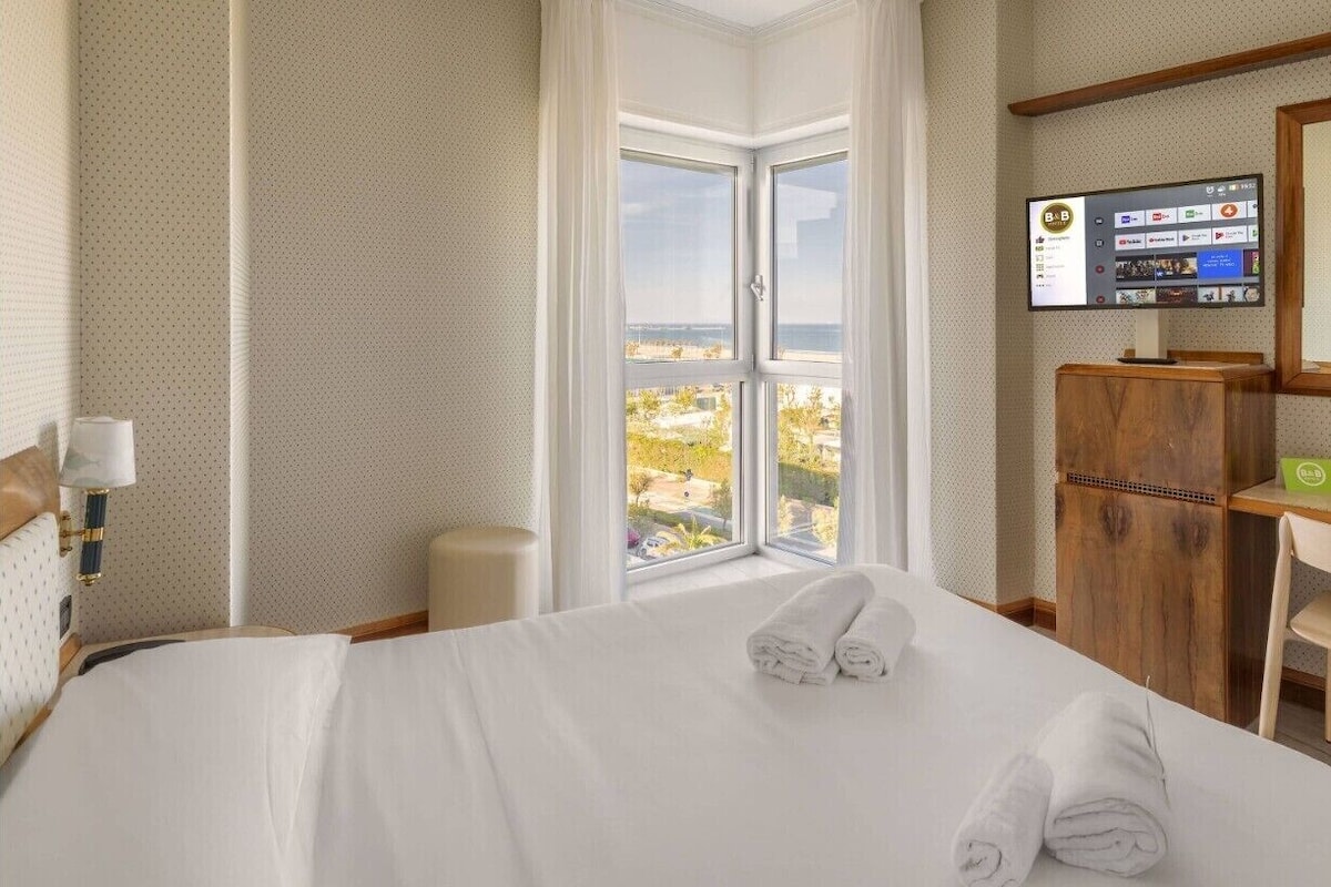 Minibar, safe på rommet, skrivebord og blendingsgardiner