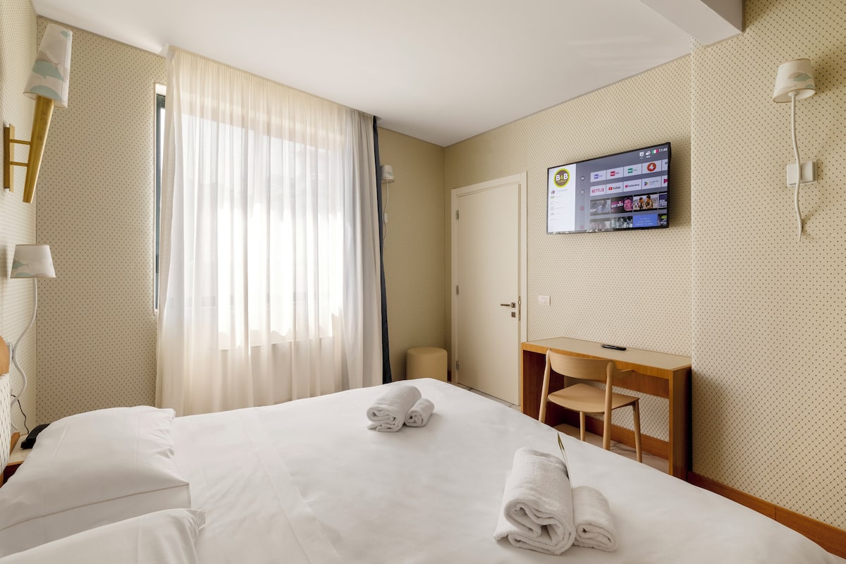 standard double room, accessible, non smoking | minibar, in-room safe, desk, blackout curtains