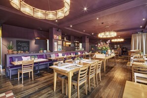 朝食、ランチ、ディナーに営業 (イタリア料理)