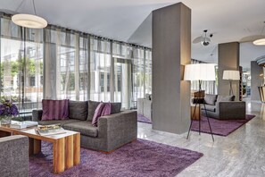 Frette Italian sheets, hypo-allergenic bedding, in-room safe, desk