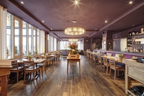 Se sirven desayunos, almuerzos y cenas; cocina italiana