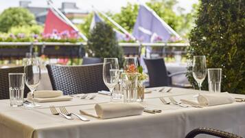 Breakfast, lunch, dinner served; Italian cuisine