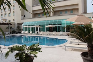 Una piscina al aire libre (de 08:00 a 22:00), tumbonas