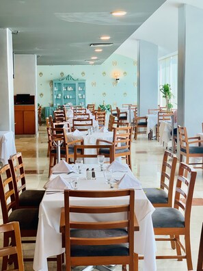 供应早餐、午餐和晚餐