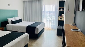 Een hotelkamer met twee bedden, een bureau, een stoel, een koffiezetapparaat en een telefoon.