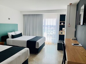 Standaard kamer, 2 tweepersoonsbedden | Een kluis op de kamer, een bureau, een laptopwerkplek