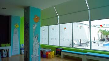 Área de juegos infantiles bajo techo