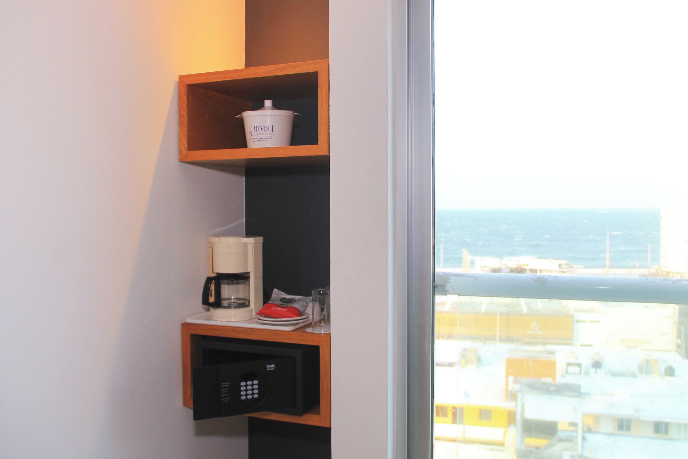 standard room, 1 king bed, sea view | 1 bedroom, in-room safe, desk, laptop workspace