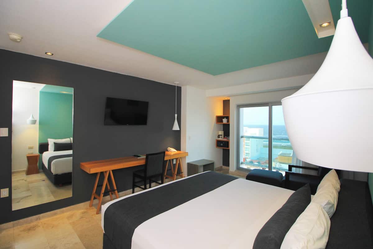 Standard Room, 1 King Bed, Sea View | In-room safe, desk, laptop workspace, blackout drapes