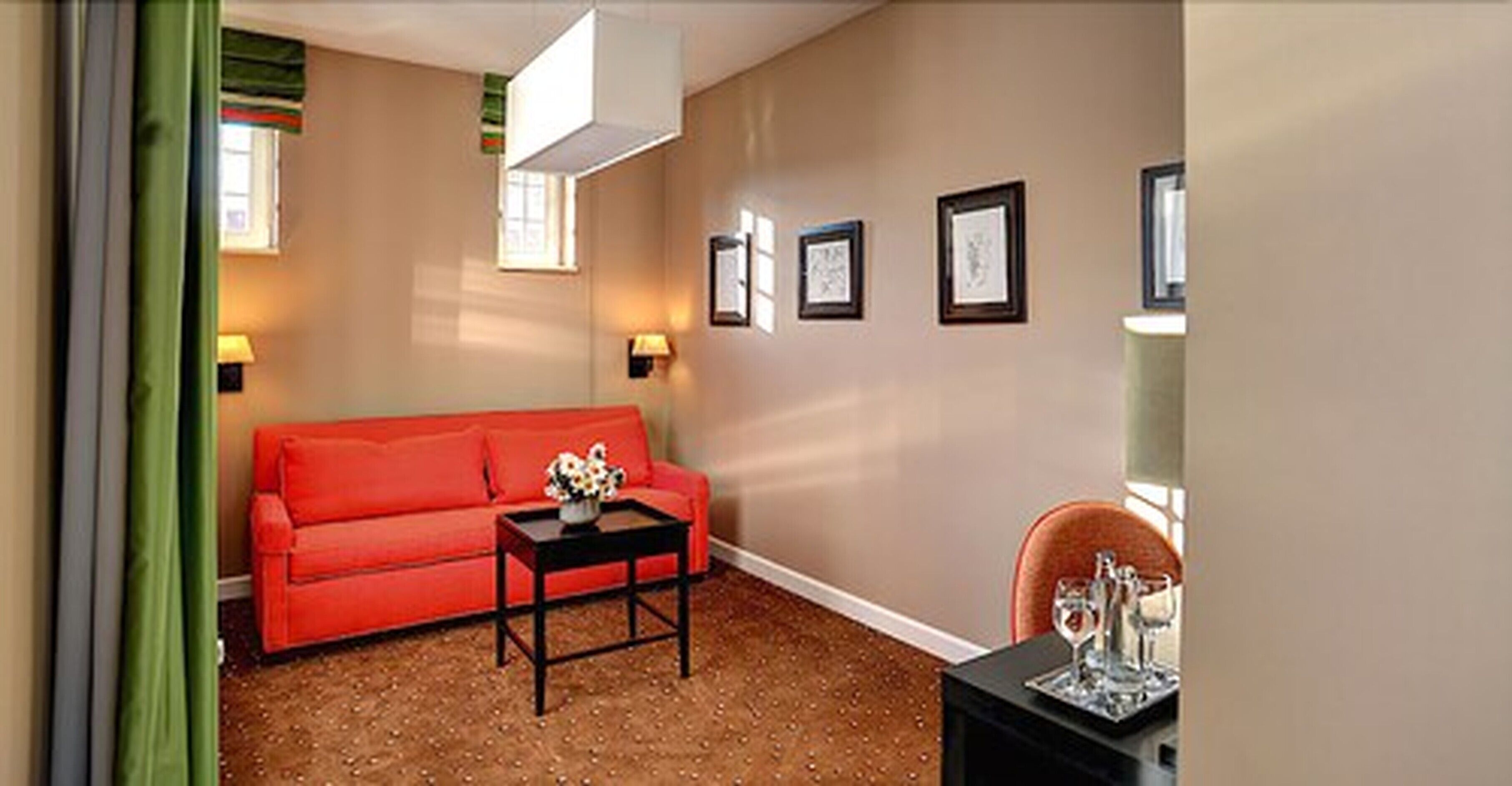 deluxe double room | living area | flat-screen tv