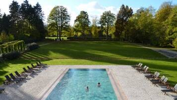 Kolam renang indoor dan kolam renang outdoor