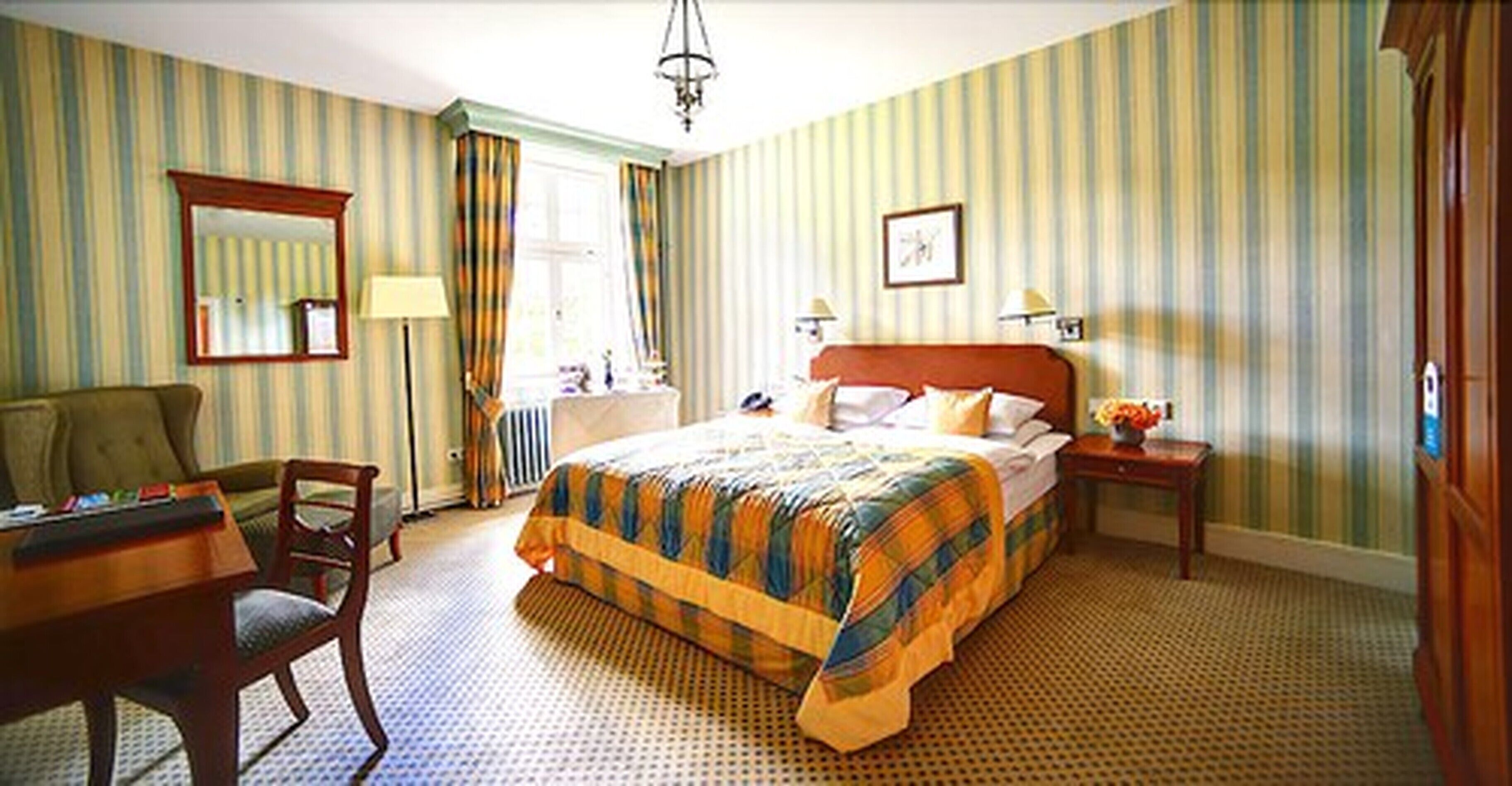 Deluxe tweepersoonskamer | Een kluis op de kamer, een bureau, een strijkplank/strijkijzer