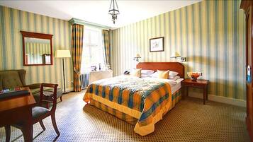 Deluxe tweepersoonskamer | Een kluis op de kamer, een bureau, een strijkplank/strijkijzer