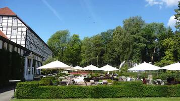 Serveert ontbijt, regionale gerechten