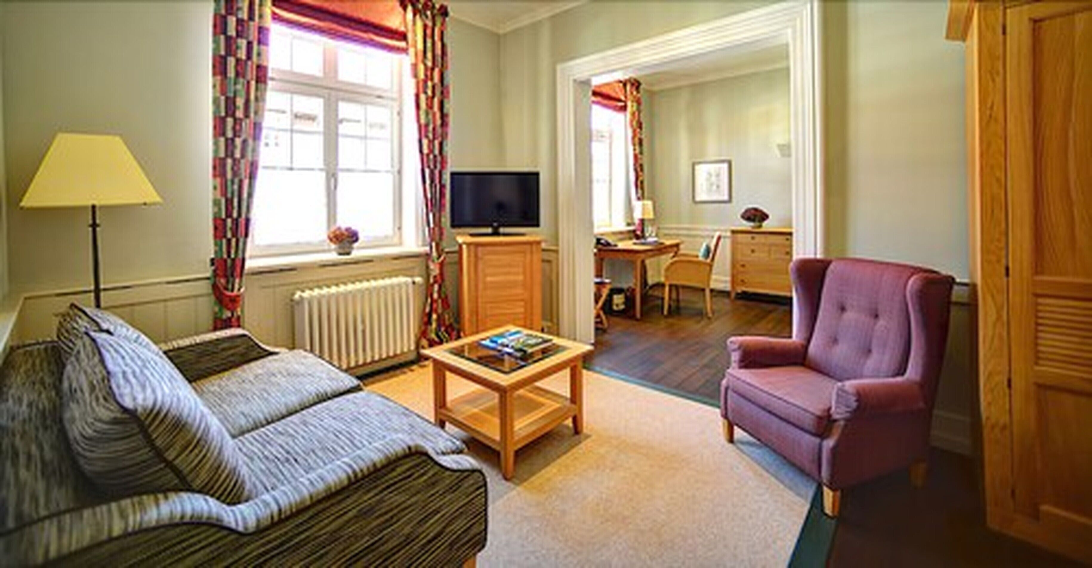 junior suite, 1 bedroom | living area | flat-screen tv