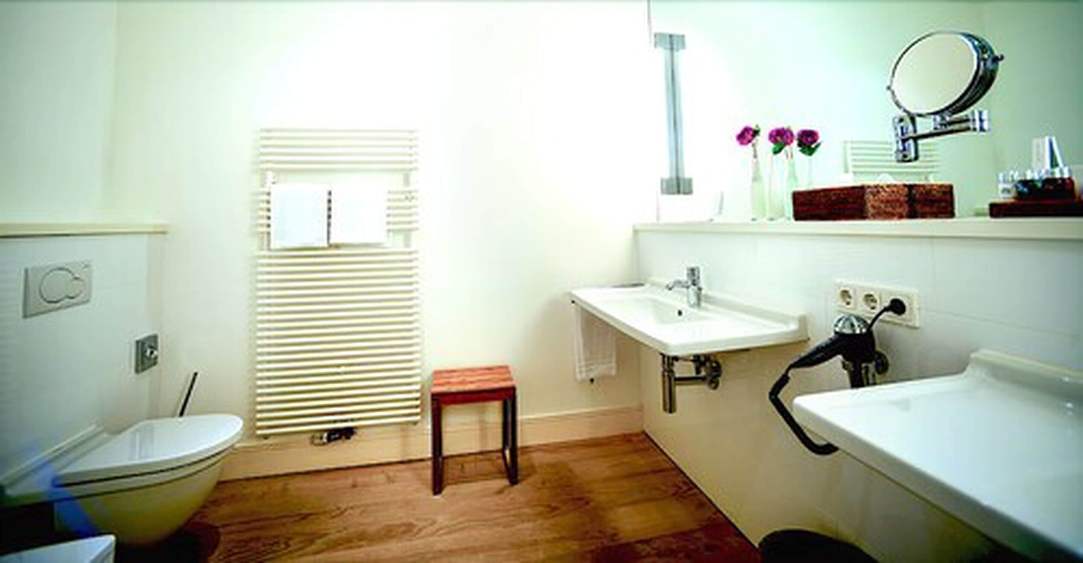 Un bagno con servizi igienici, lavandino e specchio.
