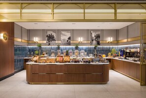 TĂ€gliches FrĂŒhstĂŒcksbuffet (20 EUR pro Person)