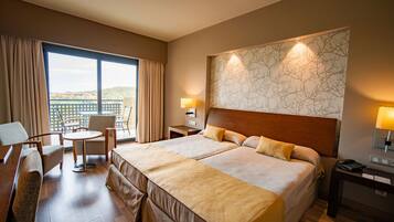 1 chambre, minibar, coffres-forts dans les chambres, bureau